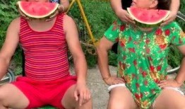 河边奶奶吃瓜,夏日时光的美好定格