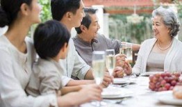 情景演绎亲戚吃瓜