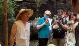 大爷开心吃瓜视频下载,视频下载记录欢乐瞬间