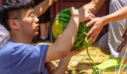 女大学吃瓜,女大学生校园吃瓜风云录