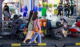 二七金街吃瓜,夏日吃瓜盛地，探寻老街新味