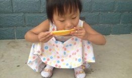 给小孩洗头小孩吃瓜,小瓜瓜的欢乐时光