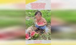 奶奶带孙子吃瓜,温馨时光定格美好瞬间