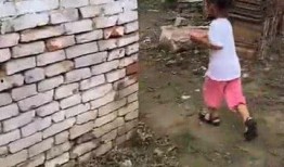 送瓜给奶奶吃,孝心暖奶奶心