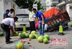 重庆热心市民吃瓜,街头巷尾热议不断