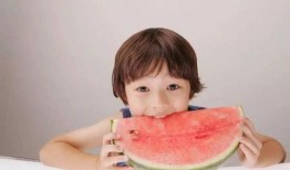 牙牙被造谣吃瓜,真相与谣言的较量