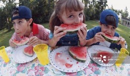 吃瓜群众开心的吃瓜图片,吃瓜群众共享欢乐时光