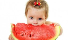 给小孩洗头小孩吃瓜,小瓜瓜的欢乐时光