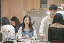 大师姐忙着吃瓜,美食与八卦齐飞