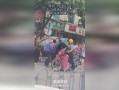 街上打架吃瓜视频,围观群众现场直播