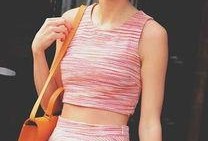 街拍同事吃瓜,同事街拍吃瓜，趣味横生一幕