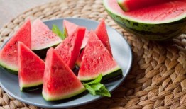 吃瓜搬板凳视频,揭秘热门视频背后的故事