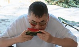 卖艺吃瓜,一场别开生面的市井生活盛宴