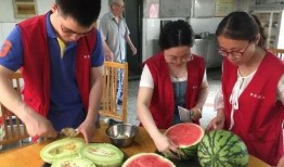 河边奶奶吃瓜,夏日时光的美好定格