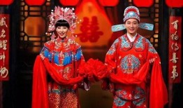 红色中式新娘吃瓜,喜庆氛围浓烈