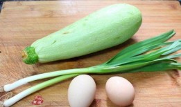 旅游吃蜜瓜的女孩,甜蜜女孩的夏日食光印象