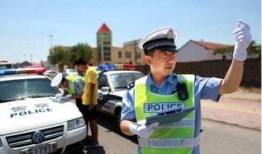 交警执法吃瓜,吃瓜群众围观一幕幕温馨瞬间