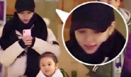 女子吃瓜撞门事件,一场意外引发的道德争议