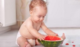 给小孩洗头小孩吃瓜,小瓜瓜的欢乐时光